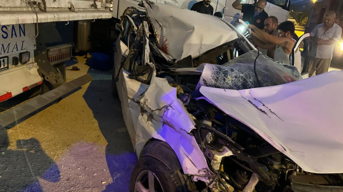 Hatay’da tıra çarpan otomobil hurdaya döndü