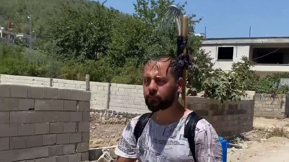 Hatay’ın sıcaklarına karşı ilginç çözüm: Sırtında duş başlığıyla gezen adam
