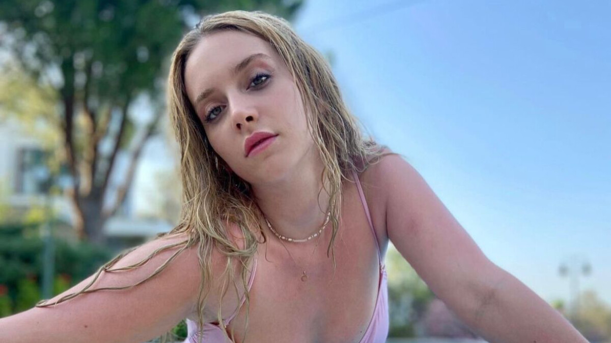 Hayal Köseoğlu’ndan cesur pozlar! Pembeler içinde paylaştı “Gerçek Barbie”