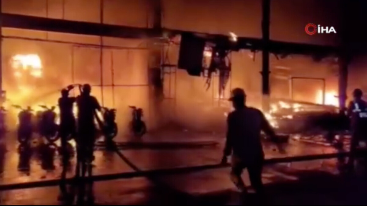 Hindistan’da oto galeri yangını! 400 motosiklet kül oldu