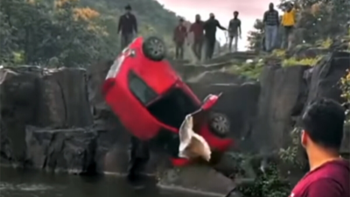 Hindistan’da otomobilin suya düşme anı: Panik anları kameraya yansıdı