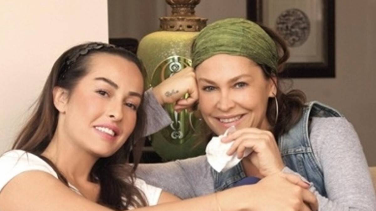 Hülya Avşar’a dekolte sansürü! Helin Avşar hemen sildi…