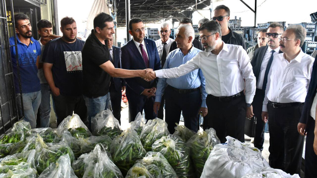 İbrahim Yumaklı Siirt’te sebze meyve halini ziyaret etti