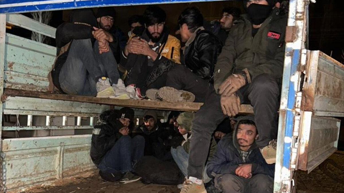 Iğdır’da 17 göçmen kaçakçısı yakalandı