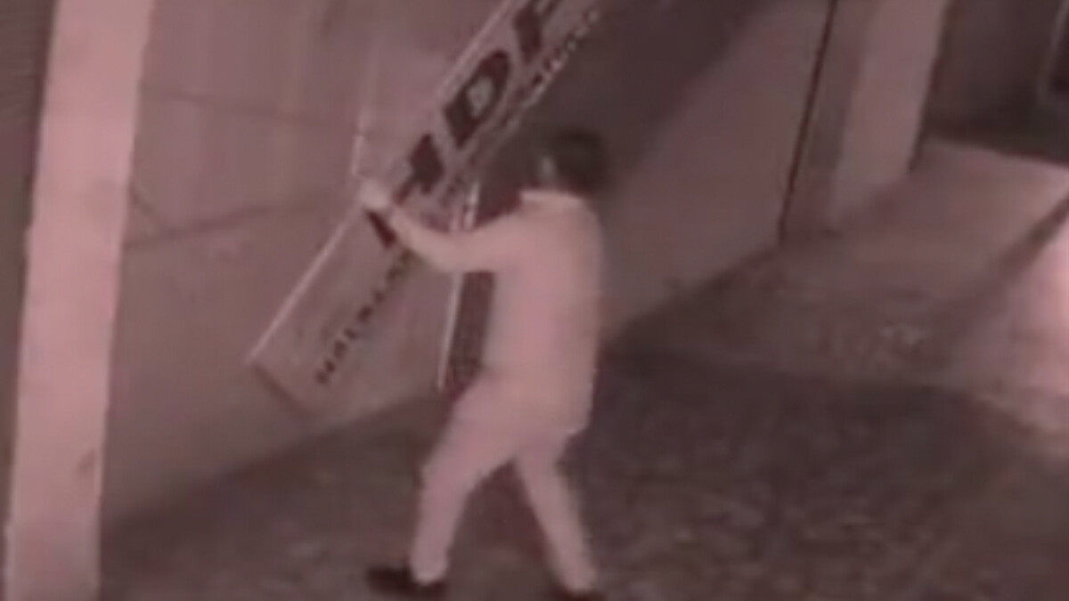 Iğdır’da HDP tabelasını söküp çöpe attı