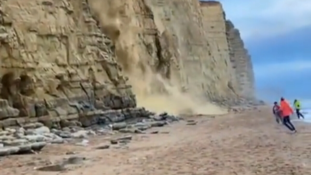 İngiltere’de kayalığın çökme anı: Ölümden döndüler