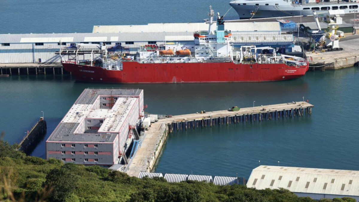 İngiltere’de sığınmacı gemisi bakteri nedeniyle boşaltıldı