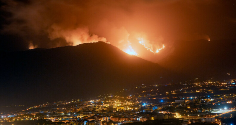 İspanya’nın Tenerife Adası yangınlarla boğuşuyor: 26 bin kişi tahliye edildi