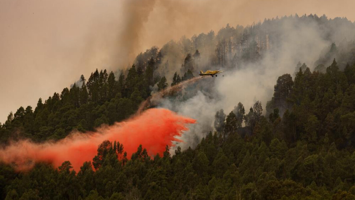 İspanya’nın Tenerife Adası’nda çıkan yangın ilerliyor