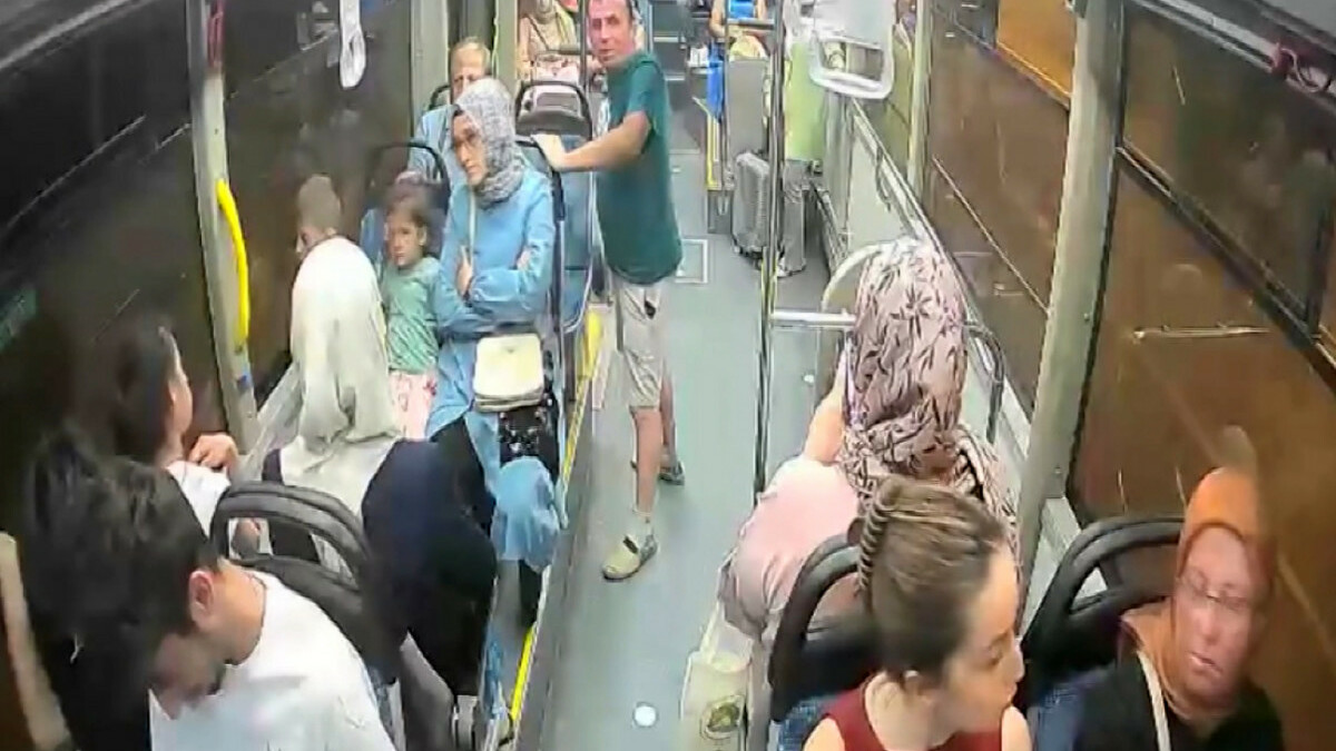 Isparta’da otobüs şoförü ile yolcu arasında çıkan kavga kamerada