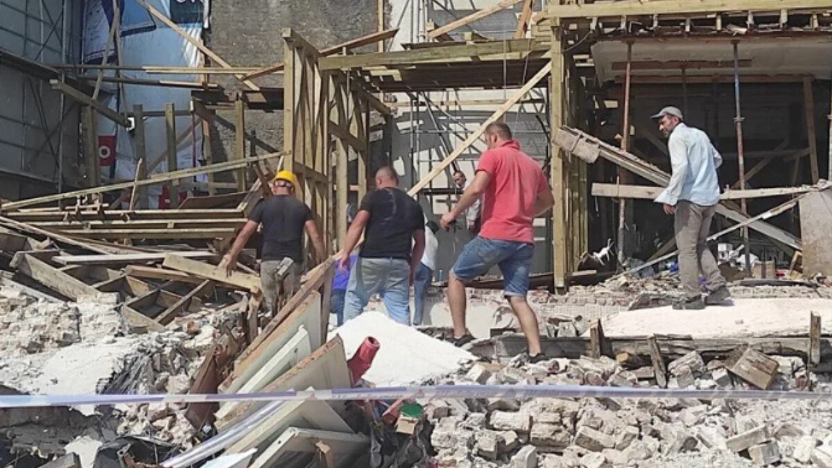 İstanbul Beşiktaş’ta bina çöktü