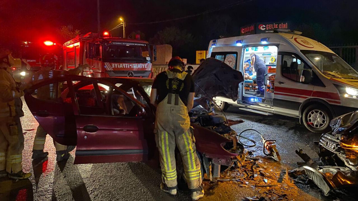 İstanbul Eyüpsultan’da otomobiller kafa kafaya çarpıştı: 3 ağır yaralı