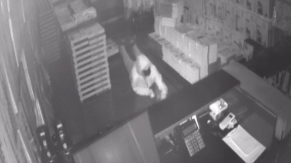 İstanbul Fatih’teki iç giyim mağazasından 350 bin lira ile 12 bin dolar çalındı