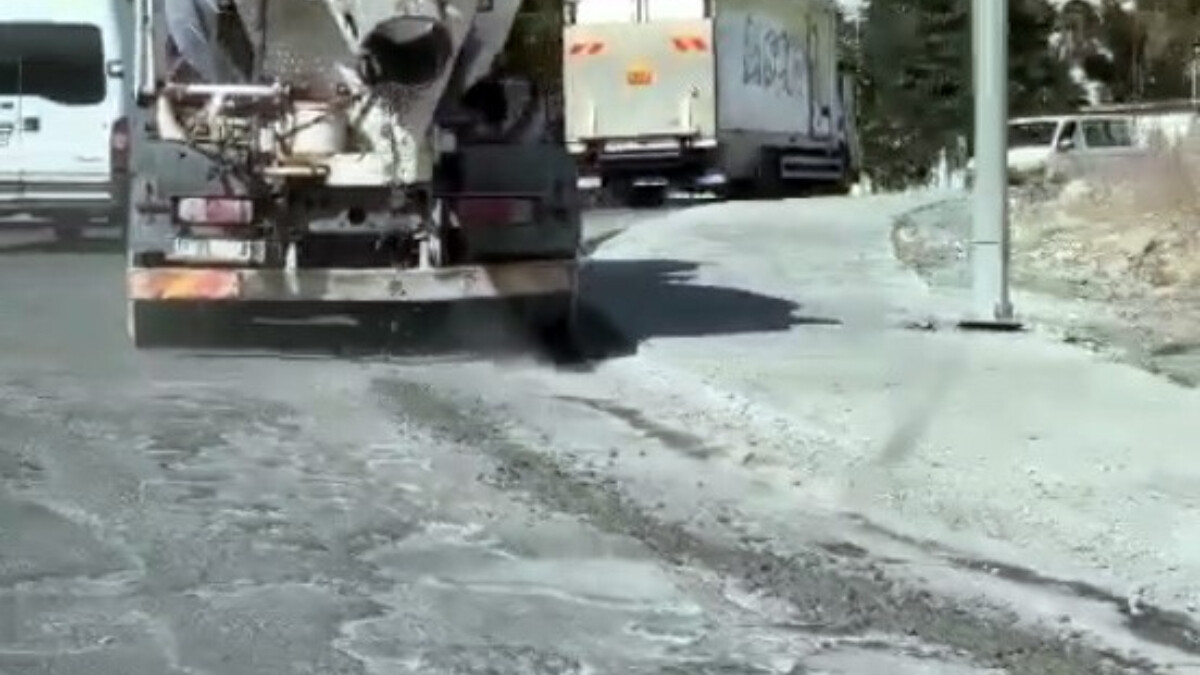 İstanbul’da beton mikseri sürücüsünün yola beton dökerek ilerlediği anlar kamerada