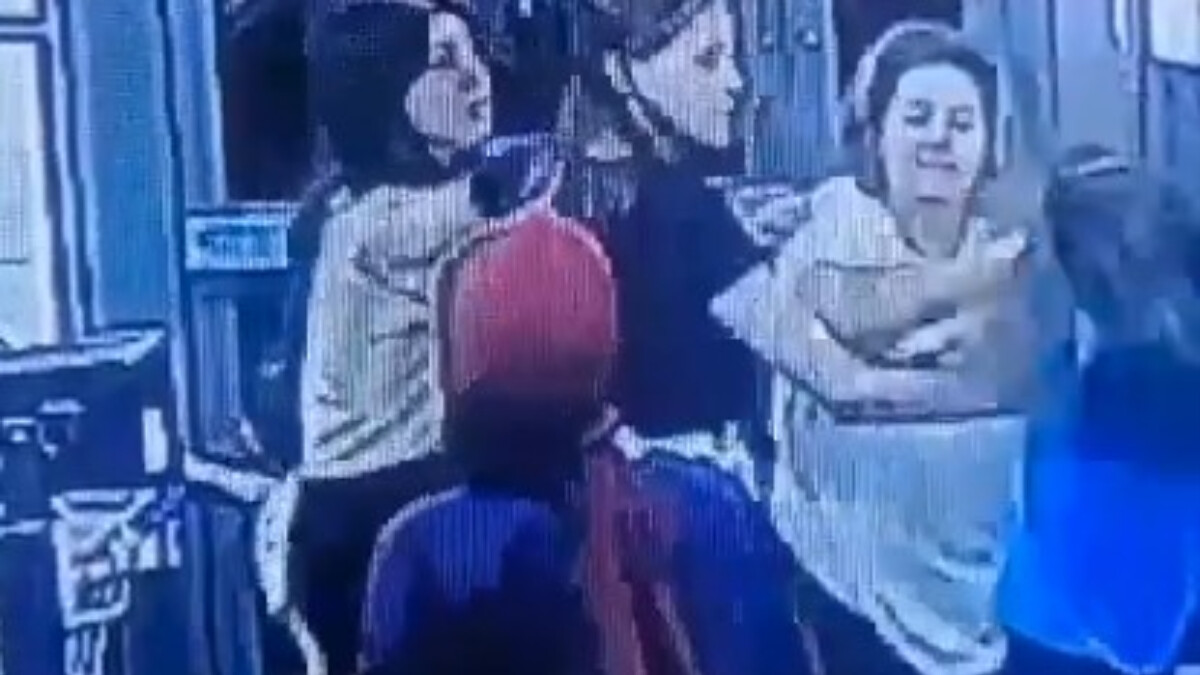 İstanbul’da bir kadın market çalışanına yumruk attı