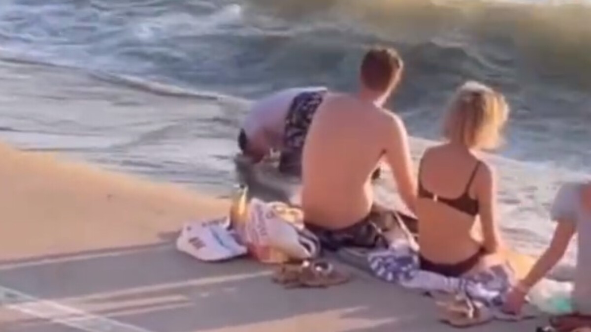 İstanbul’da bir kişi, denizde namaz kıldı