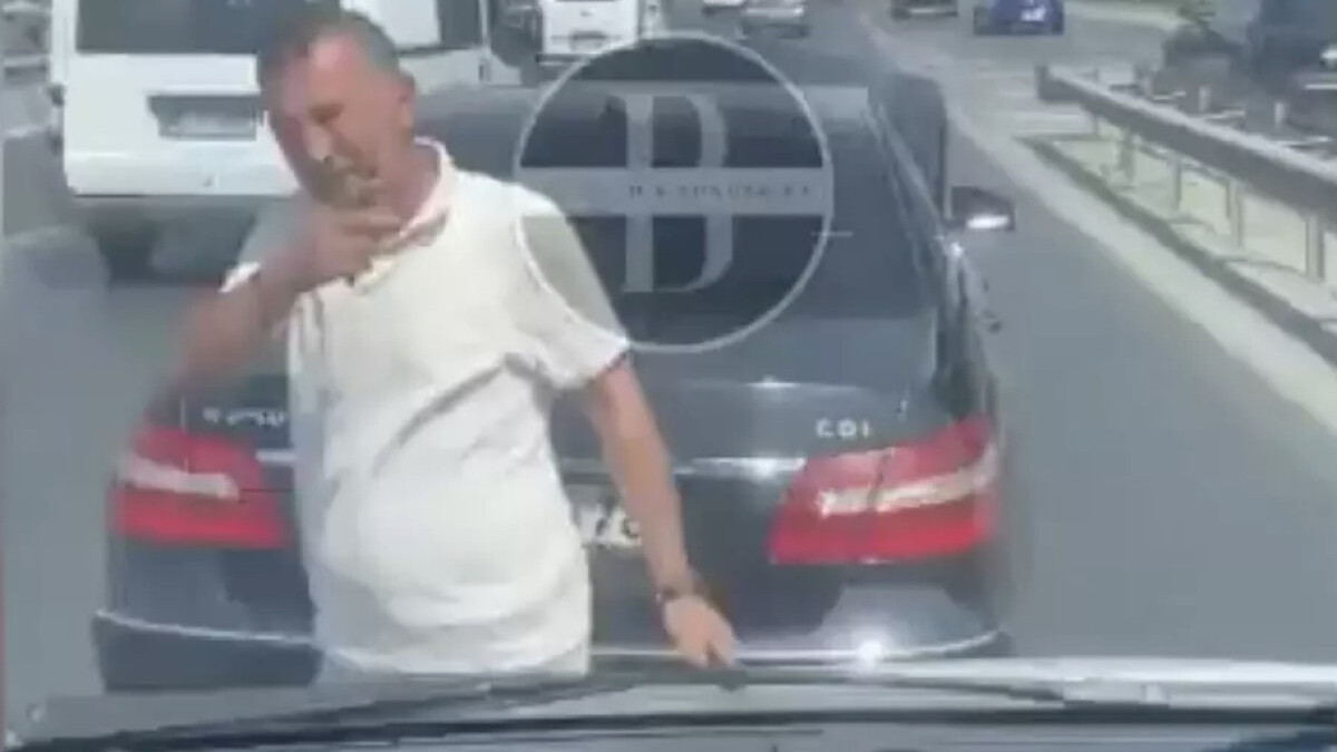 İstanbul’da bir sürücü ambulansın önünü kesip içine bakmak istedi