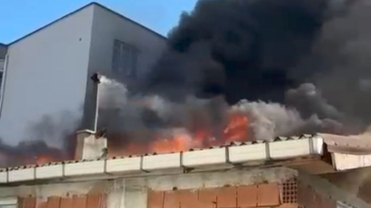 İstanbul’da çatı katında yangın kontrol altına alındı
