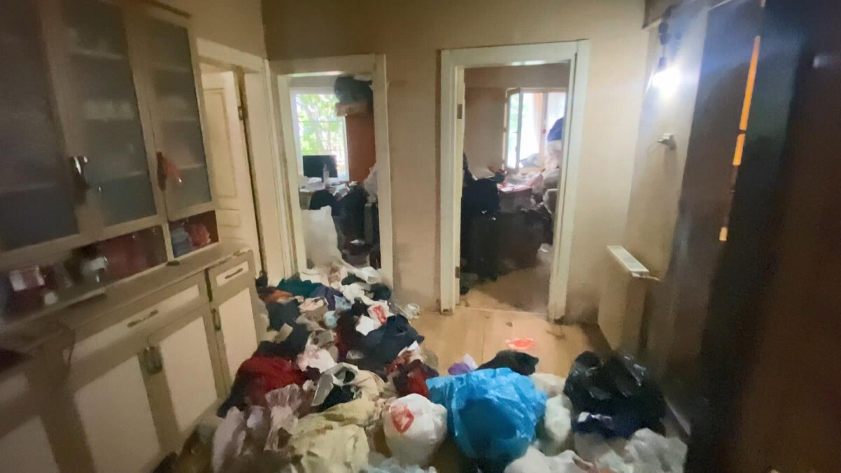 İstanbul’da çöp ev! 5 ton çıkarıldı