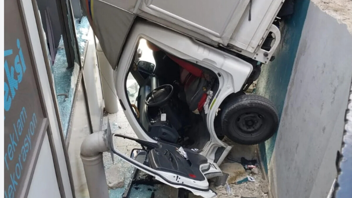 İstanbul’da direksiyon hakimiyetini kaybeden kamyonet bina boşluğuna düştü