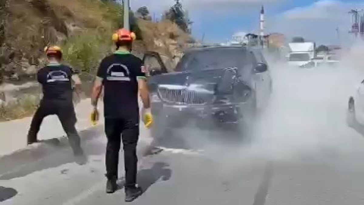 İstanbul’da eğitime giden arama kurtarma ekibi, gördükleri kazaya müdahale etti