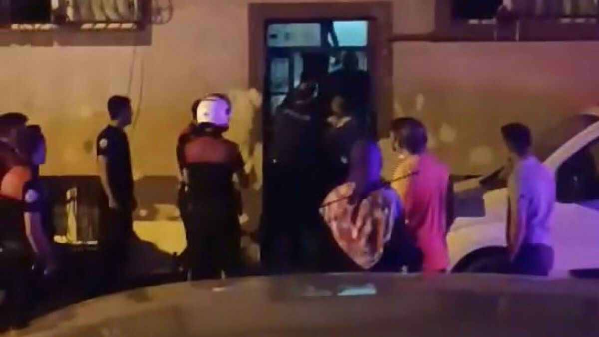 İstanbul’da ev sahibi ile yüksek zammı kabul etmeyen kiracının kavgası kamerada