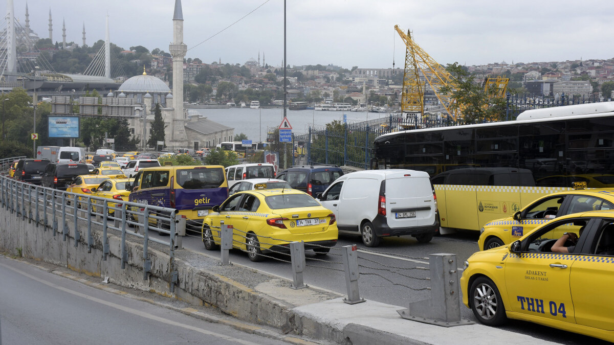 İstanbul’da Galata Köprüsü bakıma alınınca haftanın ilk iş gününde trafik kilitlendi