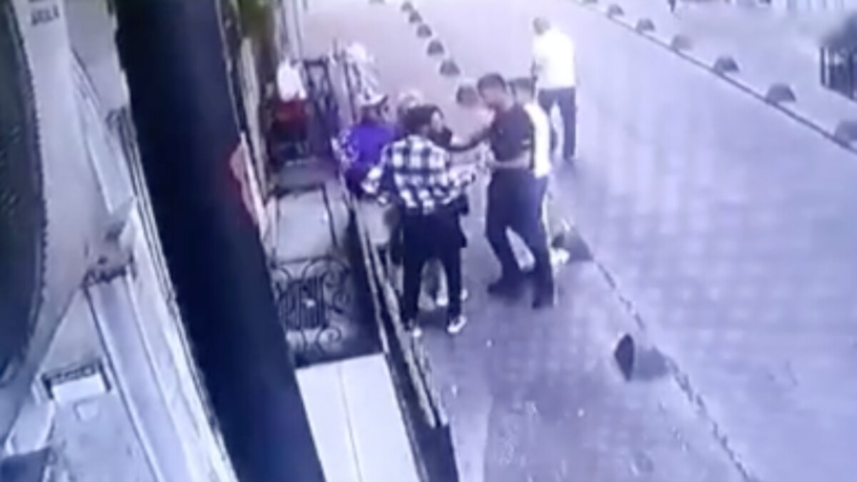İstanbul’da genç bir kişi sokak ortasında 6 kişi tarafından darbedildi
