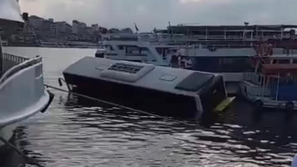 İstanbul’da halk otobüsü denize düştü