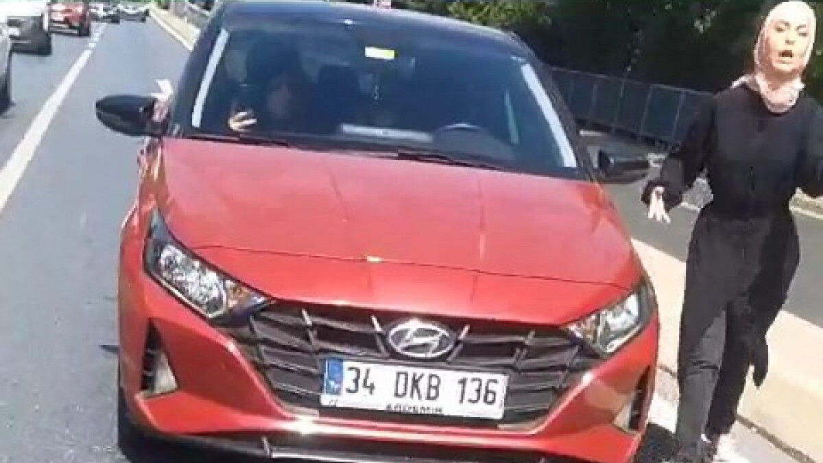 İstanbul’da hatalı dönüş yapan kadın sürücü, kazaya sebep oldu: Kaçmaya çalışırken yakalandı