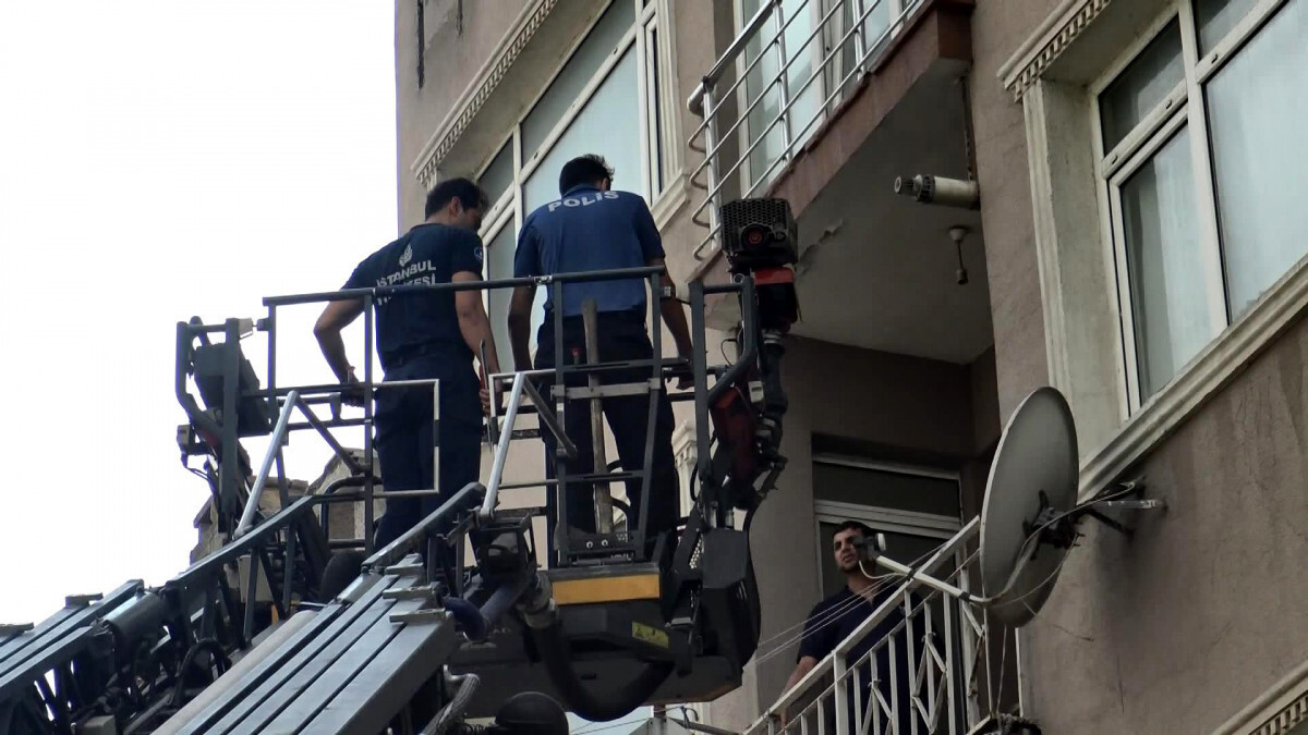 İstanbul’da hava almak isterken balkonda mahsur kaldı