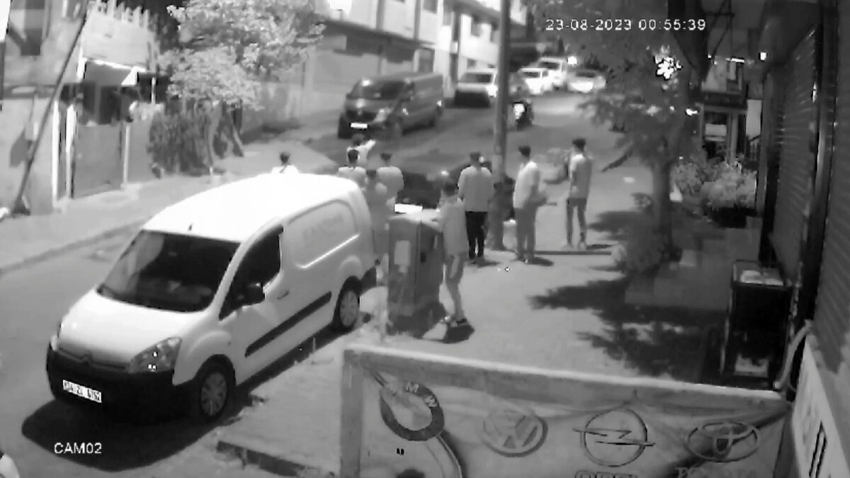 İstanbul’da husumetli gençlerin kavgasında silahlar konuştu