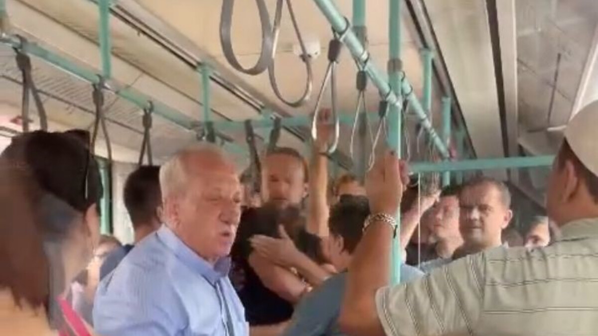 İstanbul’da İngilizce konuşan turisti anlamayınca yaka paça tramvaydan attılar