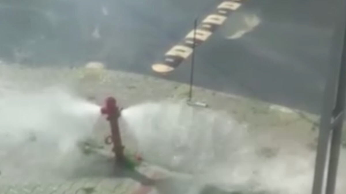 İstanbul’da itfaiye su takviye vanası patladı! Litrelerce su aktı