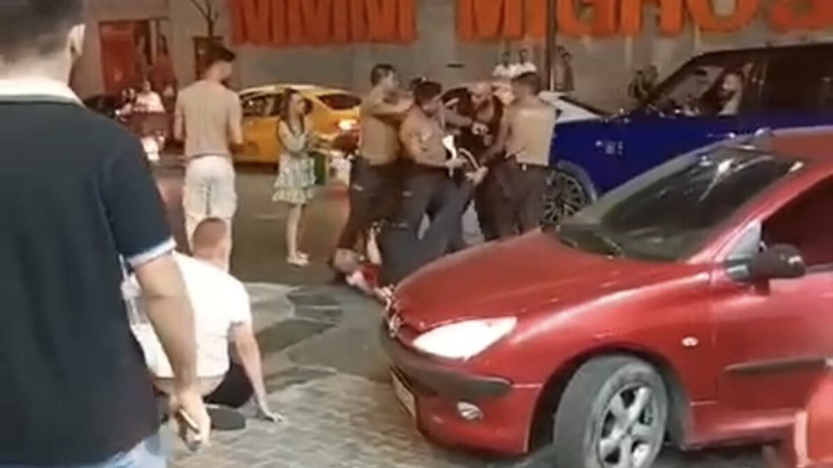 İstanbul’da kadını darbederken tepki gösterenlerle kavga etti