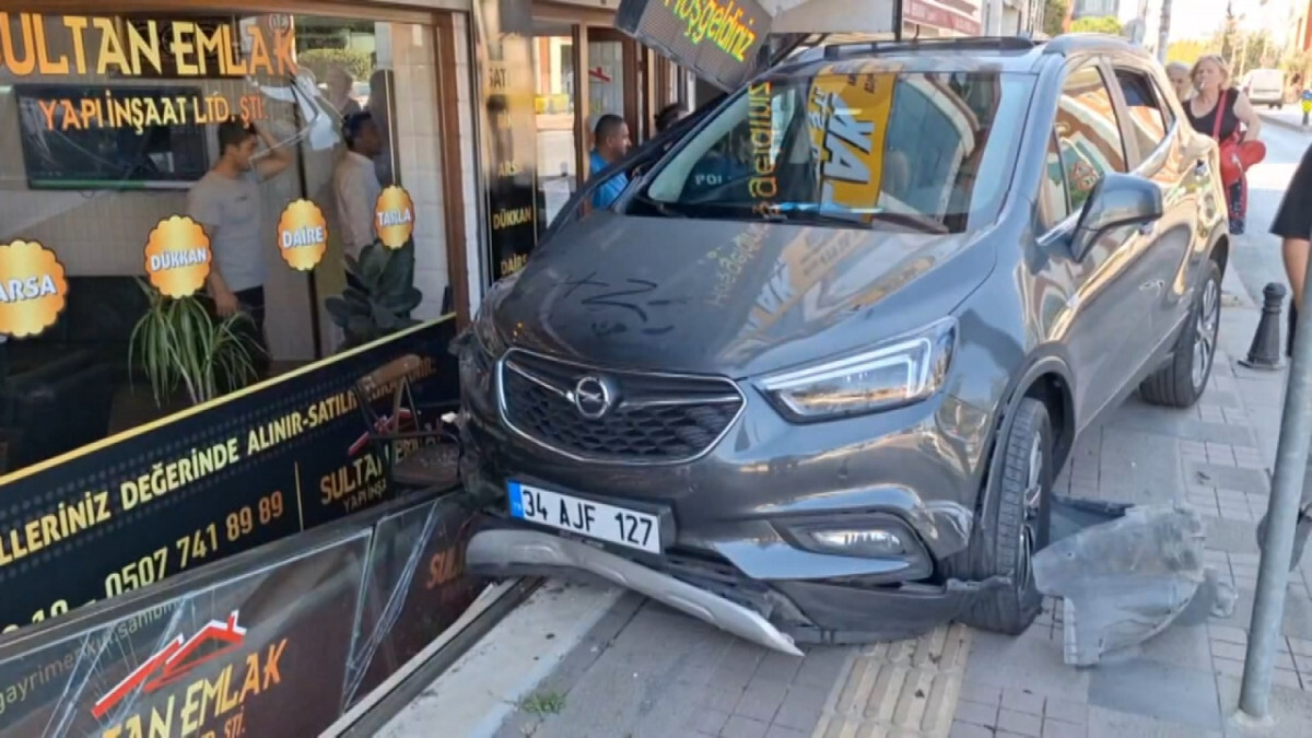 İstanbul’da kontrolden çıkan otomobil emlak dükkanına girdi