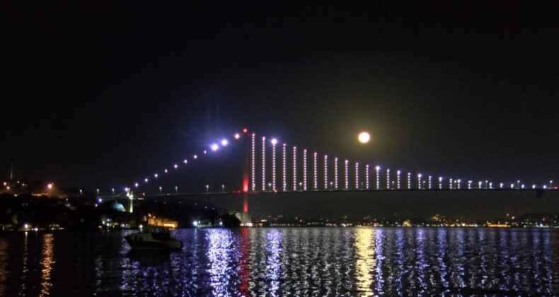 İstanbul’da Mavi Ay kendini gösterdi