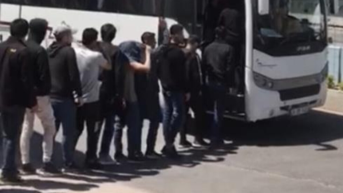 İstanbul’da minibüse baskın yapıldı: 35 kaçak göçmen kıskıvrak yakalandı