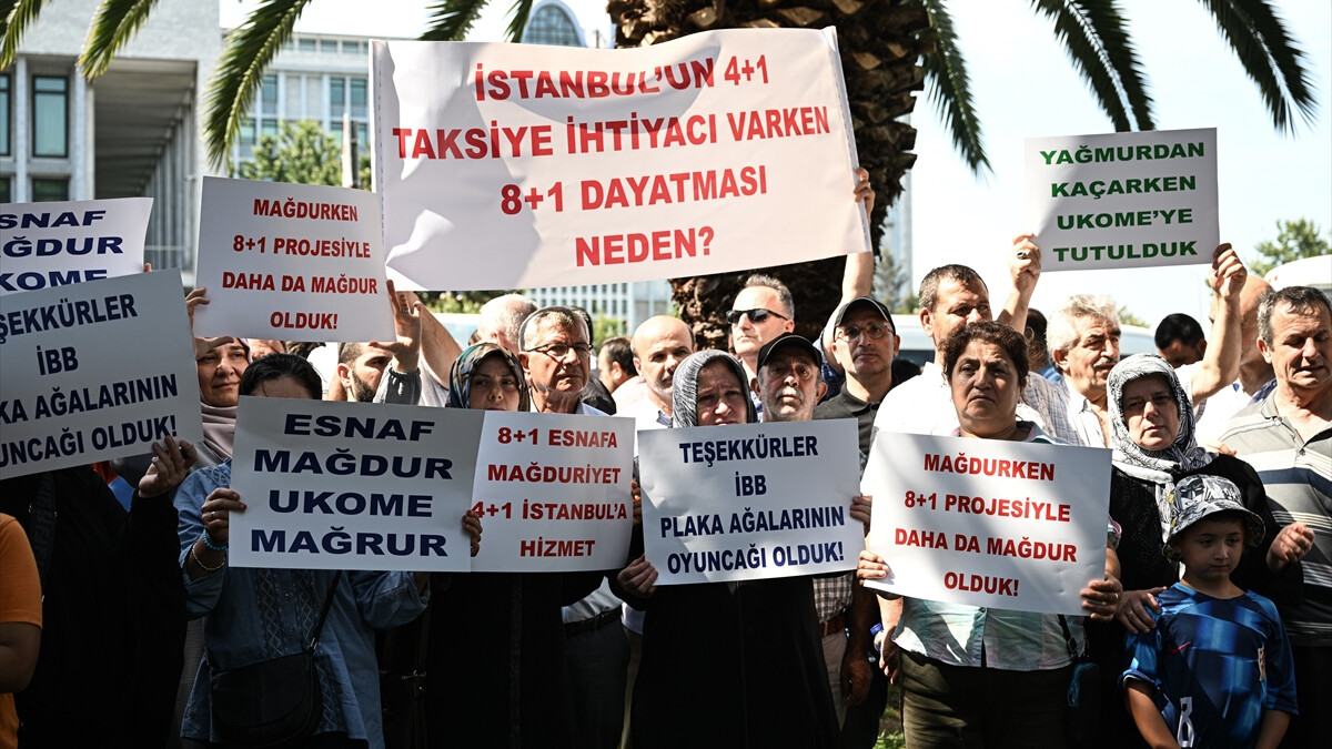 İstanbul’da minibüsten taksiye dönüştürülen araç sahipleri eylem yaptı