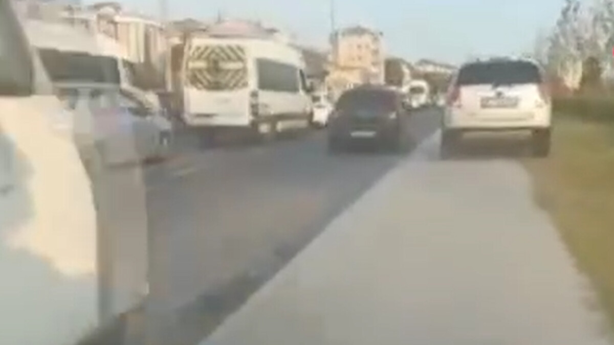 İstanbul’da otomobil sürücüsü trafikten kaçıp kaldırımda ilerledi