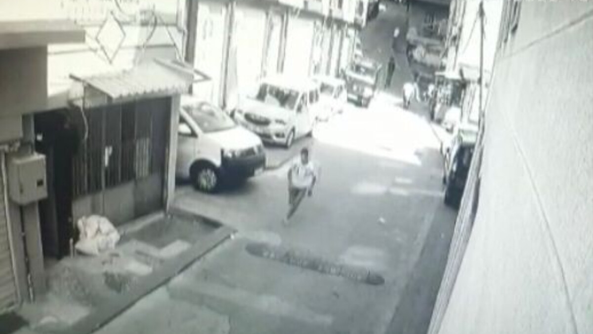 İstanbul’da polisin, torbacıyı kovaladığı an kamerada