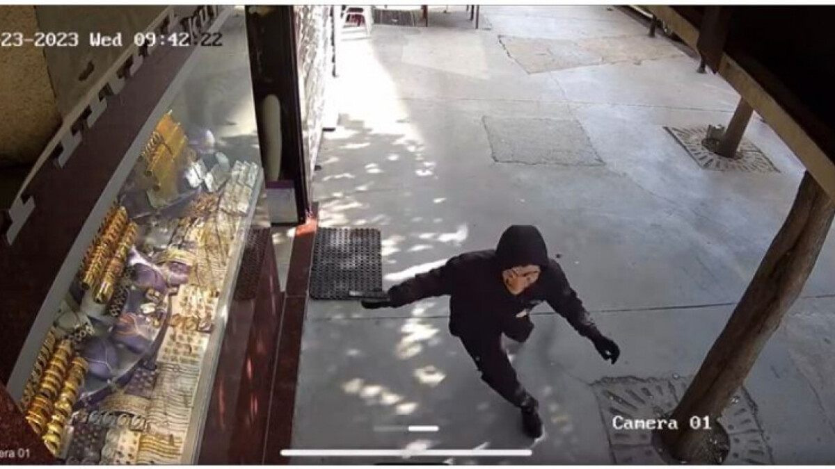 İstanbul’da Salvador Dali maskeli soygun girişimi kameralara yansıdı