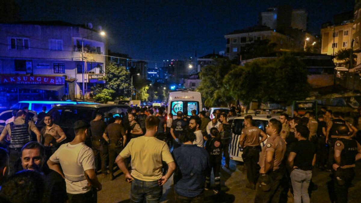 İstanbul’da silahlı saldırıda şehit olan polisin cenazesi teslim alındı