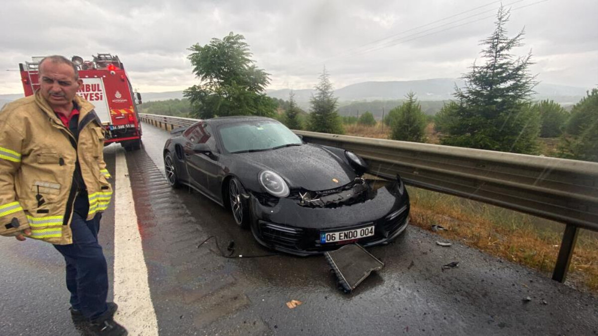 İstanbul’da spor arabasıyla kaza yaptı