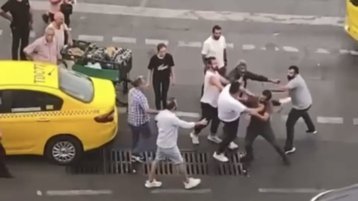 İstanbul’da taksimetre açmayan taksici kendini uyaran adamı dövdü