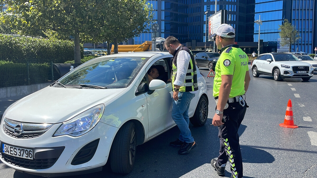 İstanbul’da trafik denetimi! Yayalara yol vermeyen sürücüler drone ile tespit edildi