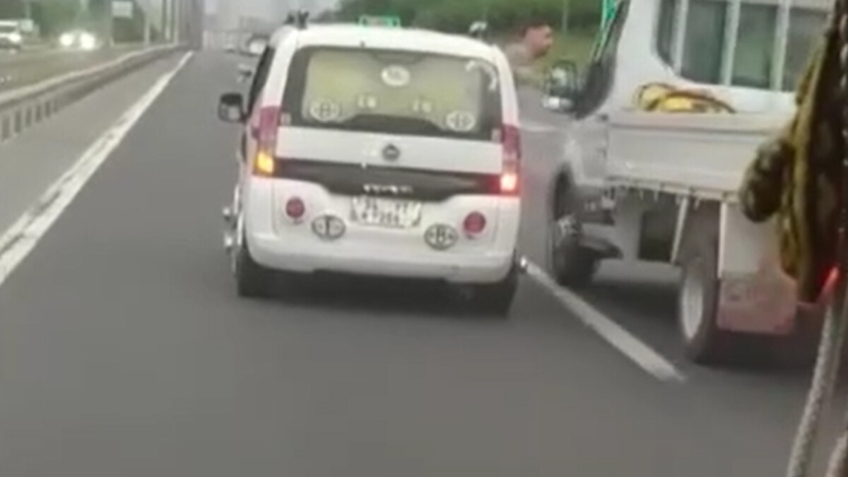 İstanbul’da trafikte tartıştığı sürücüye camdan yumruk salladı