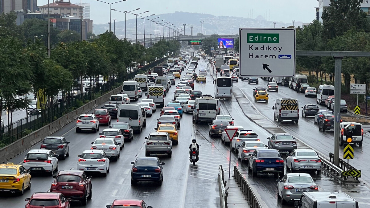 İstanbul’da yağmur yağdı! Trafikte yoğunluk oluştu