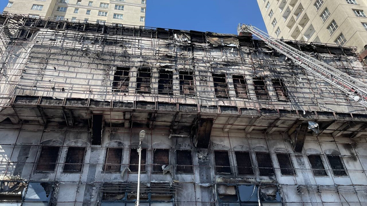 İstanbul’da yangın paniği! Kültür merkezi alevlere teslim oldu