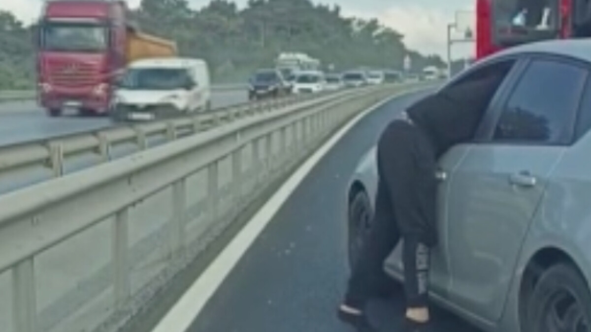 İstanbul’da yol verme kavgasında sürücüyü darbetti